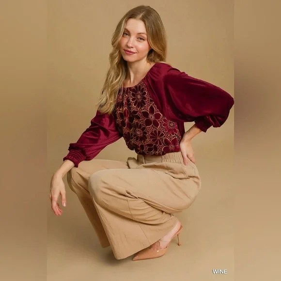 #305 FIRM 🌸New! Gorgeous Velvet Embroidered Top - Picture 4 of 4